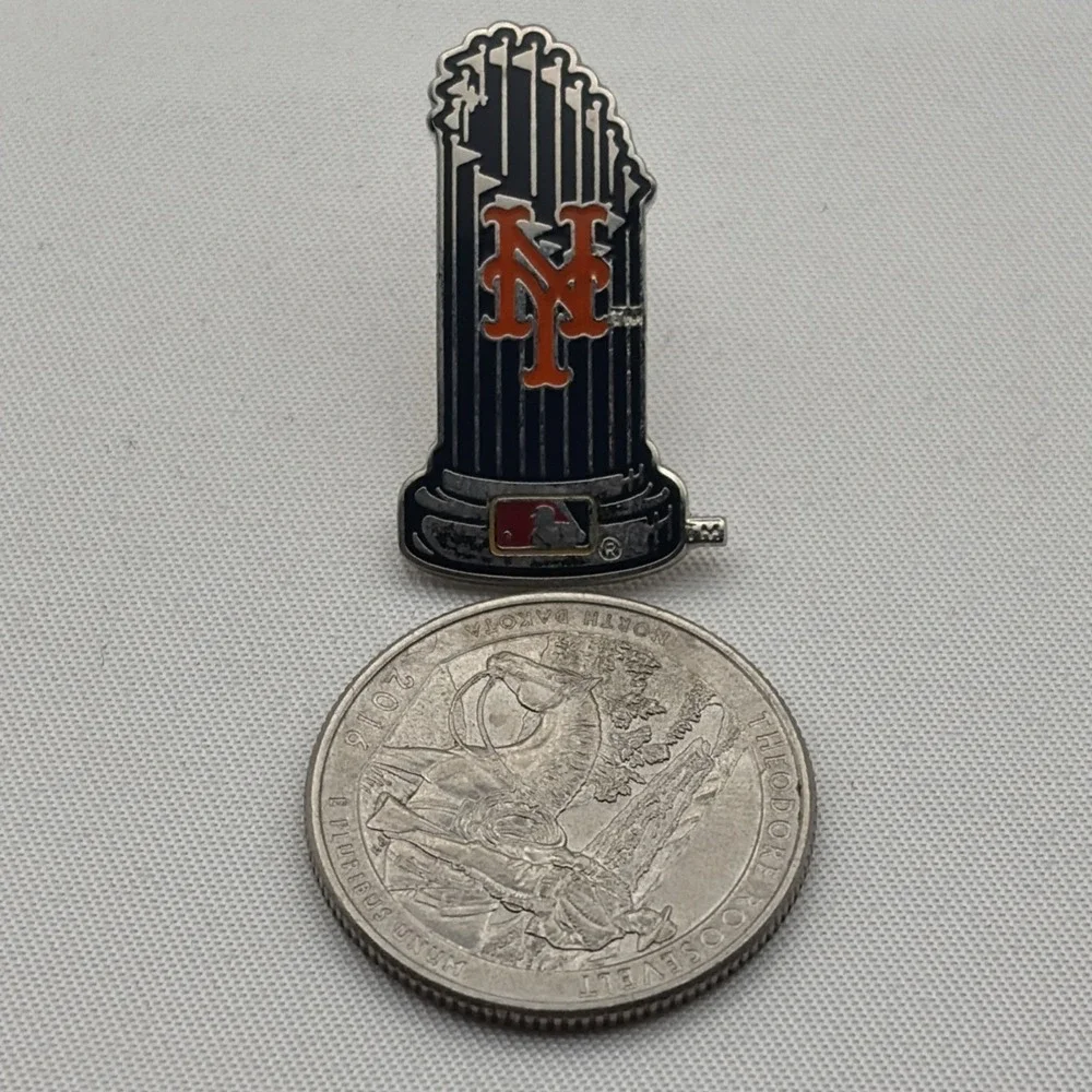 MLB‎ Baseball New York Mets World Series Championship Trophy Lapel Hat Pin
